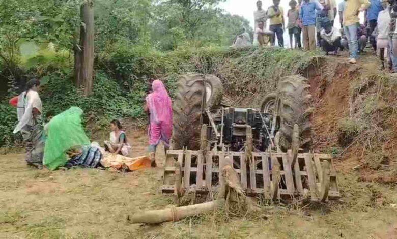 जुताई करते समय अनियंत्रित हुआ ट्रैक्टर, चालक की गई जान