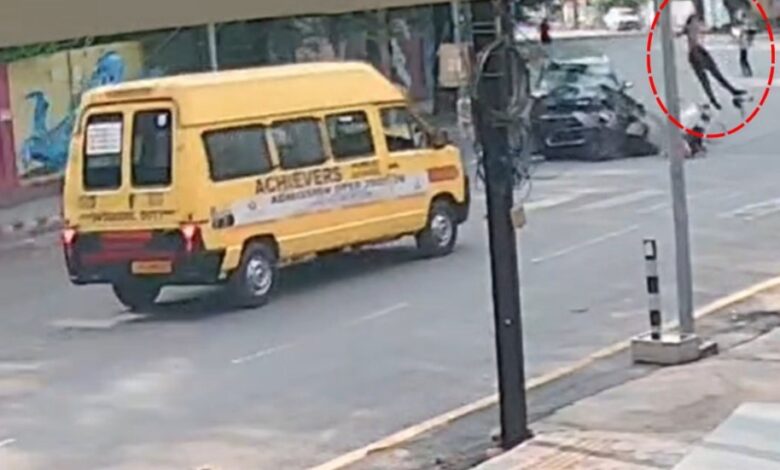 CCTV में कैद दर्दनाक हादसा, बिलासपुर में तेज रफ्तार कार की टक्कर से छात्र की मौत CCTV में कैद दर्दनाक हादसा, बिलासपुर में तेज रफ्तार कार की टक्कर से छात्र की मौत