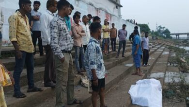 दो मासूमों को बचाने में गई युवक की जान, महानदी किनारे मिला शव