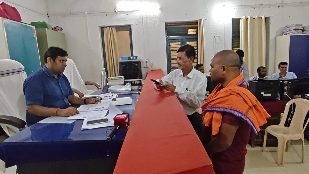 फर्जी जमीन रजिस्ट्री मामले में प्रशासन सख्त, कोटवार निलंबित; पटवारी की जांच शुरू