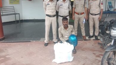 पुलिस की बड़ी कार्रवाई, 8 किलो गांजे के साथ अंतर्राज्यीय तस्कर गिरफ्तार पुलिस की बड़ी कार्रवाई, 8 किलो गांजे के साथ अंतर्राज्यीय तस्कर गिरफ्तार