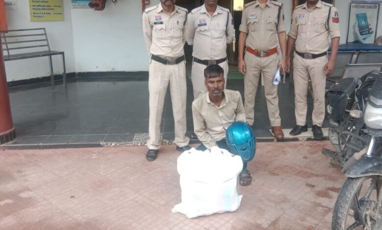 पुलिस की बड़ी कार्रवाई, 8 किलो गांजे के साथ अंतर्राज्यीय तस्कर गिरफ्तार पुलिस की बड़ी कार्रवाई, 8 किलो गांजे के साथ अंतर्राज्यीय तस्कर गिरफ्तार