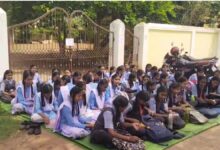 शिक्षकों की कमी से ठप हुई पढ़ाई, ग्रामीणों ने तीन स्कूलों में की तालाबंदी