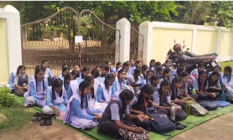शिक्षकों की कमी से ठप हुई पढ़ाई, ग्रामीणों ने तीन स्कूलों में की तालाबंदी