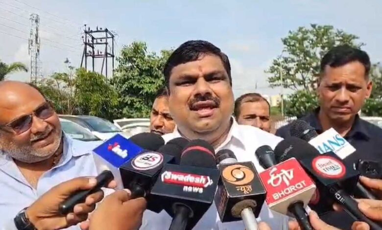 धर्मेंद्र प्रधान के समर्थन में आए गजेंद्र यादव, कहा- एक व्यक्ति की गलती पर मंत्री जिम्मेदार नहीं धर्मेंद्र प्रधान के समर्थन में आए गजेंद्र यादव, कहा- एक व्यक्ति की गलती पर मंत्री जिम्मेदार नहीं
