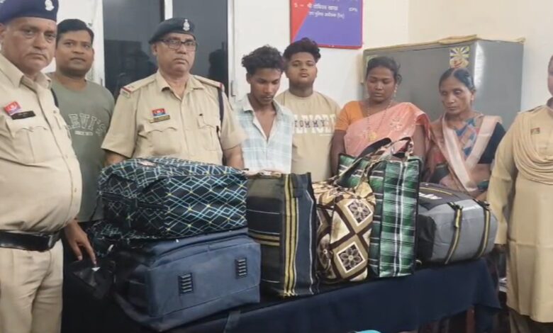 GRP की बड़ी कार्रवाई बिलासपुर स्टेशन से 27.57 लाख का गांजा बरामद, चार आरोपी गिरफ्तार GRP की बड़ी कार्रवाई बिलासपुर स्टेशन से 27.57 लाख का गांजा बरामद, चार आरोपी गिरफ्तार