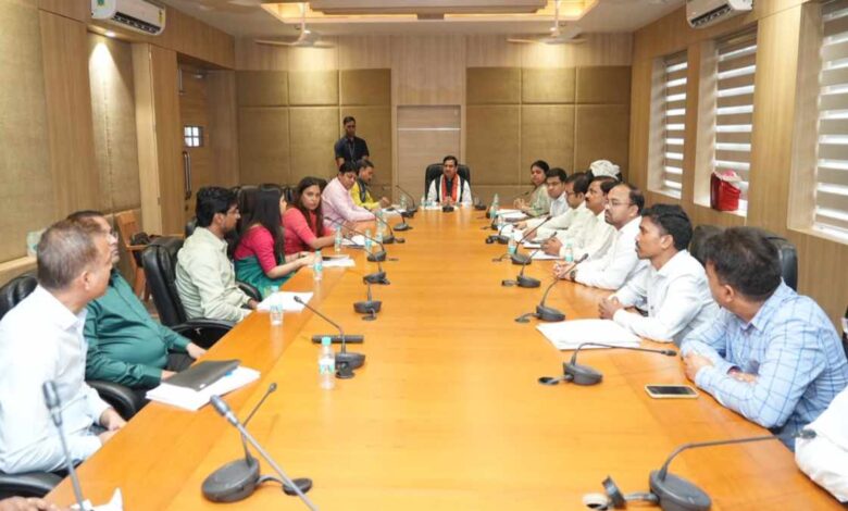 रांची में केंद्रीय मंत्री तोखन साहू ने शहरी विकास योजनाओं की प्रगति की समीक्षा, समयबद्ध क्रियान्वयन के दिए निर्देश रांची में केंद्रीय मंत्री तोखन साहू ने शहरी विकास योजनाओं की प्रगति की समीक्षा, समयबद्ध क्रियान्वयन के दिए निर्देश