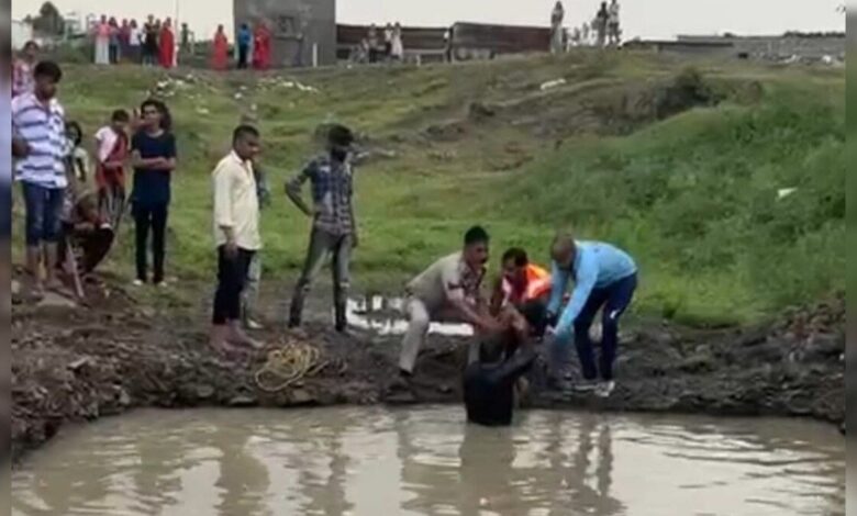 बारिश में बढ़ा हादसों का खतरा, इंदौर-महेश्वर में डूबने से 2 की मौत, एक युवक लापता बारिश में बढ़ा हादसों का खतरा, इंदौर-महेश्वर में डूबने से 2 की मौत, एक युवक लापता