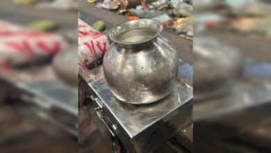 नगर निगम की मिसाल 24 घंटे की मेहनत के बाद कचरे के ढेर से मिला 2 किलो चांदी का लोटा नगर निगम की मिसाल 24 घंटे की मेहनत के बाद कचरे के ढेर से मिला 2 किलो चांदी का लोटा