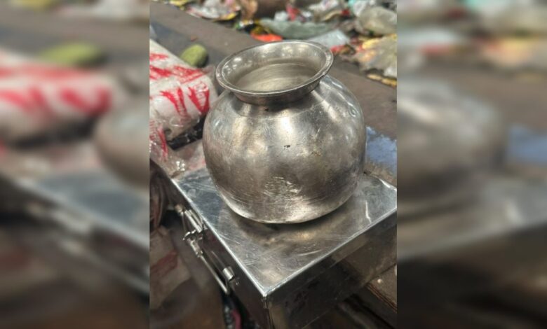 नगर निगम की मिसाल 24 घंटे की मेहनत के बाद कचरे के ढेर से मिला 2 किलो चांदी का लोटा नगर निगम की मिसाल 24 घंटे की मेहनत के बाद कचरे के ढेर से मिला 2 किलो चांदी का लोटा