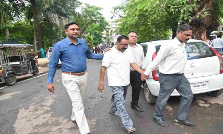 लाखों की रिश्वत का मामला, 6 महीने छिपने के बाद GST अधीक्षक ने किया आत्मसमर्पण