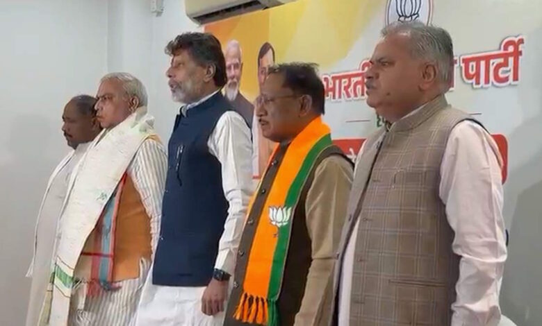 कुशाभाऊ ठाकरे परिसर में भाजपा नेताओं का जमावड़ा, संगठन को लेकर अहम बैठक कुशाभाऊ ठाकरे परिसर में भाजपा नेताओं का जमावड़ा, संगठन को लेकर अहम बैठक