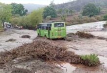 भारी बारिश के बीच उफनती नदी पर दौड़ी यात्रियों से भरी बस, वीडियो वायरल