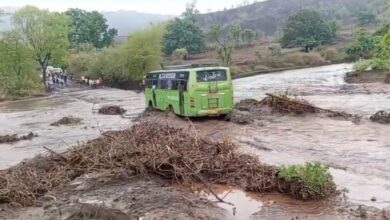 भारी बारिश के बीच उफनती नदी पर दौड़ी यात्रियों से भरी बस, वीडियो वायरल भारी बारिश के बीच उफनती नदी पर दौड़ी यात्रियों से भरी बस, वीडियो वायरल