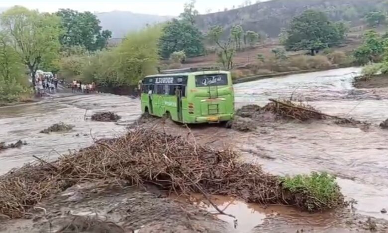भारी बारिश के बीच उफनती नदी पर दौड़ी यात्रियों से भरी बस, वीडियो वायरल