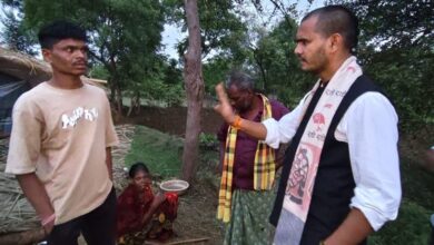 अंधविश्वास का कहर, बीमारी को छूत मानकर महिला को गांव से बाहर छोड़ा अंधविश्वास का कहर, बीमारी को छूत मानकर महिला को गांव से बाहर छोड़ा