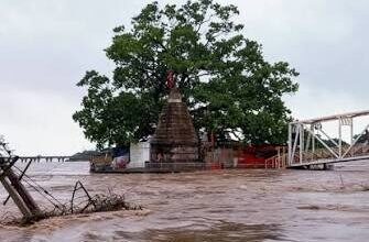 वर्षों बाद डूबा कुलेश्वर महादेव मंदिर, गरियाबंद-रायपुर मार्ग ठप