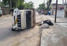 तेज रफ्तार पिकअप पलटने से दो की मौत, बारातियों से भरी गाड़ी हादसे का शिकार