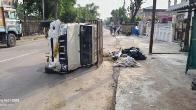 तेज रफ्तार पिकअप पलटने से दो की मौत, बारातियों से भरी गाड़ी हादसे का शिकार