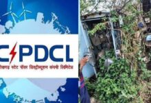 बिजली विभाग की लापरवाही, टीसी मीटर खम्भों पर लटके