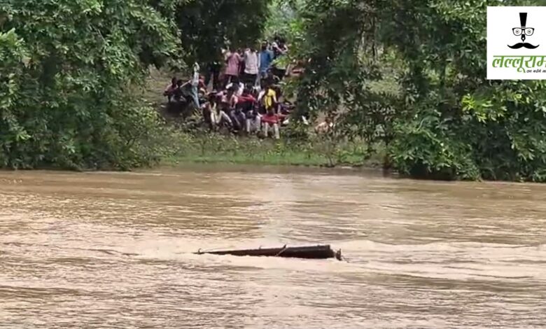 नाले में बिजली विभाग की पिकअप बही, 3 कर्मियों ने तैरकर बचाई जान, एक लापता नाले में बिजली विभाग की पिकअप बही, 3 कर्मियों ने तैरकर बचाई जान, एक लापता