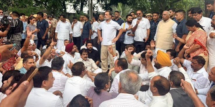 छात्रों के संसद कूच पर लाठी चार्ज के खिलाफ कांग्रेस ने कल्याण मार्ग पर प्रदर्शन किया छात्रों के संसद कूच पर लाठी चार्ज के खिलाफ कांग्रेस ने कल्याण मार्ग पर प्रदर्शन किया