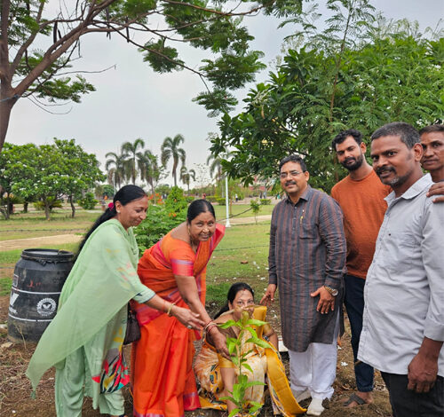 छत्तीसगढ़ प्रदेश शौण्डिक समाज ने श्री सत्य साईं संजीवनी हॉस्पिटल में किया वृक्षारोपण