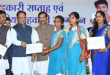 मुख्यमंत्री साय ने जशपुर के वन धन विकास केंद्र पंचक्की की महिला स्व-सहायता समूह को किया सम्मानित