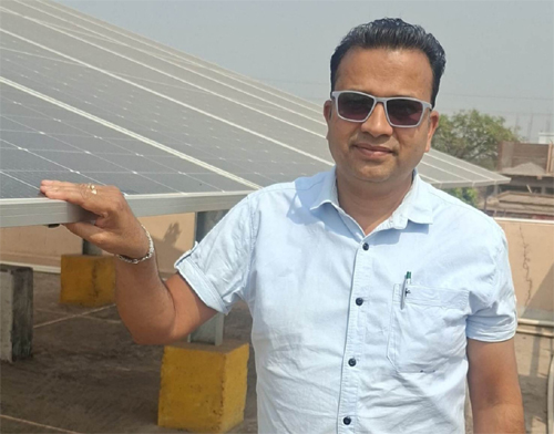 प्रधानमंत्री सूर्य घर योजना से राजनांदगांव का साहू परिवार बना ऊर्जा आत्मनिर्भर प्रधानमंत्री सूर्य घर योजना से राजनांदगांव का साहू परिवार बना ऊर्जा आत्मनिर्भर