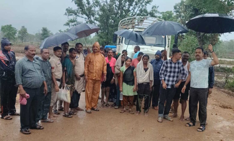 बगनई नदी के बाढ़ में फंसे 14 मजदूरों की बचाई जान बगनई नदी के बाढ़ में फंसे 14 मजदूरों की बचाई जान