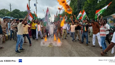 कांग्रेस नेताओं की गिरफ्तारी के विरोध में पीएम का पुतला फूंका कांग्रेस नेताओं की गिरफ्तारी के विरोध में पीएम का पुतला फूंका
