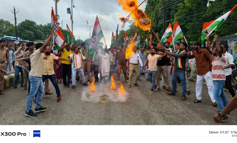 कांग्रेस नेताओं की गिरफ्तारी के विरोध में पीएम का पुतला फूंका कांग्रेस नेताओं की गिरफ्तारी के विरोध में पीएम का पुतला फूंका