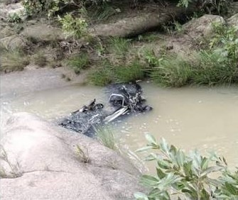 उफनते नाले में बाइक के साथ युवक बहा, साथी ने कूदकर बचाई जान