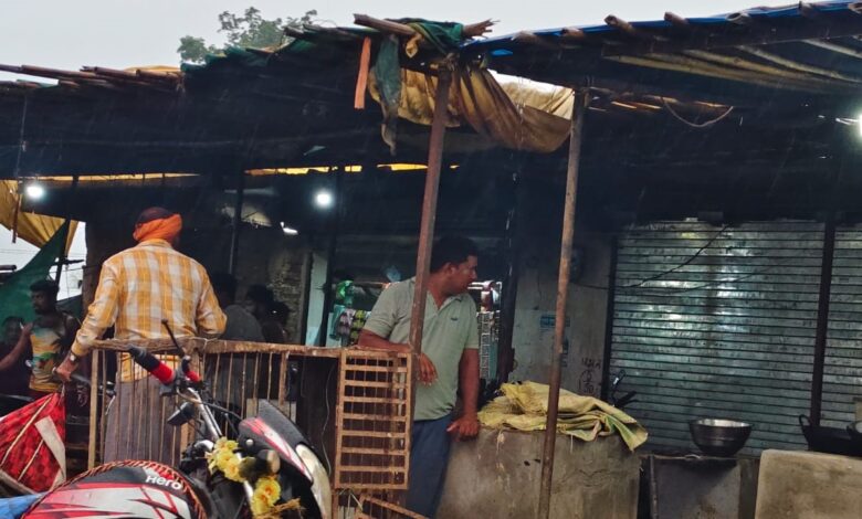 शासकीय शराब दुकान के पास अवैध चखना सेंटरों की बाढ़, शाम को लगता है मेला शासकीय शराब दुकान के पास अवैध चखना सेंटरों की बाढ़, शाम को लगता है मेला