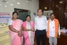 कलेक्टर सिंह ने पद्मश्री सम्मान से विभूषित डॉ. बुधरी ताती को किया गया सम्मानित
