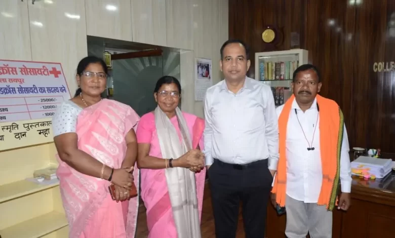 कलेक्टर सिंह ने पद्मश्री सम्मान से विभूषित डॉ. बुधरी ताती को किया गया सम्मानित कलेक्टर सिंह ने पद्मश्री सम्मान से विभूषित डॉ. बुधरी ताती को किया गया सम्मानित