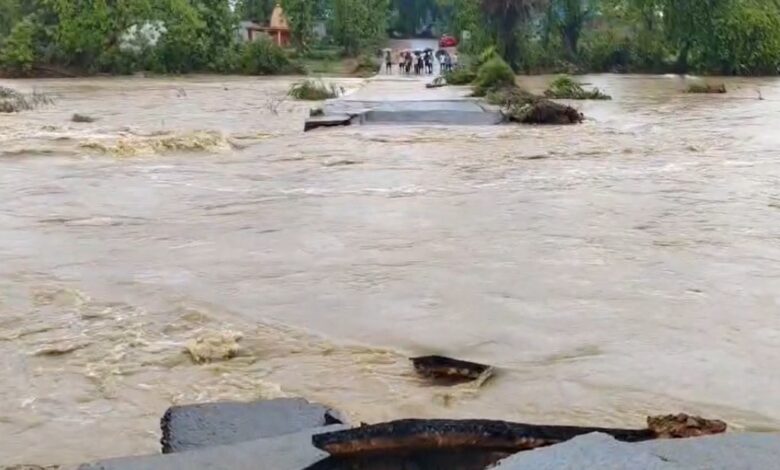 कुसुमबोड़ा पुल टूटने से आधा दर्जन गांव का सड़क संपर्क कटा कुसुमबोड़ा पुल टूटने से आधा दर्जन गांव का सड़क संपर्क कटा