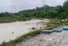 नाला पार करते पति बहा पत्नी ने तैरकर बचाई जान