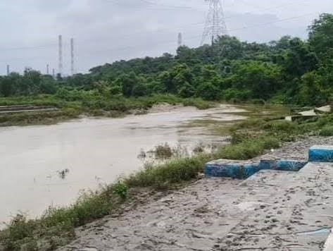 नाला पार करते पति बहा पत्नी ने तैरकर बचाई जान नाला पार करते पति बहा पत्नी ने तैरकर बचाई जान