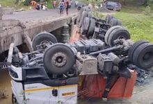 तेज रफ्तार ट्रेलर रेलिंग तोड़ते हुए नदी में गिरा