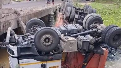 तेज रफ्तार ट्रेलर रेलिंग तोड़ते हुए नदी में गिरा