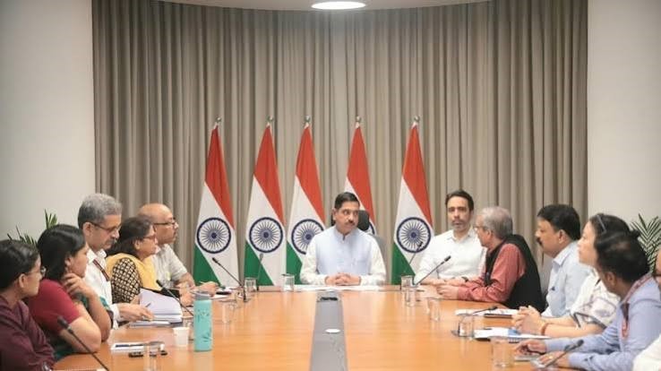 प्रह्लाद जोशी ने शिक्षा मंत्री का कार्यभार संभाला
