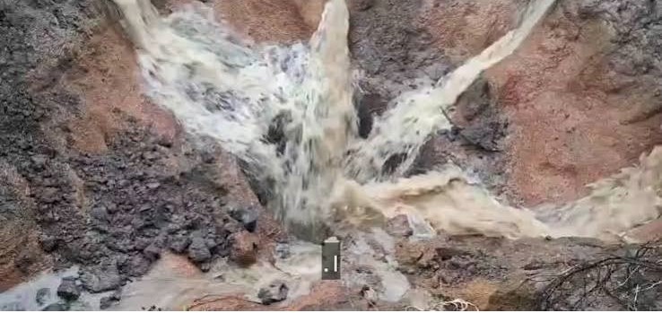 खेत में रहस्यमयी तरीके से जमीन धंसी, जगह को किया सील