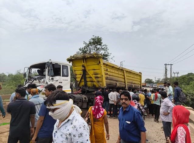 कोयले से लदे ट्रेलर दो युवतियों को कुचला पेट से गुजरा टायर, एक गंभीर