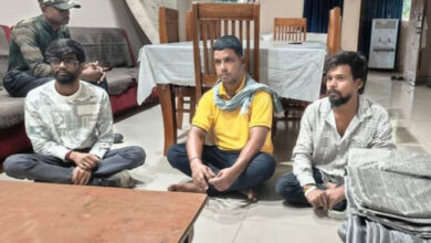 अजगर काे कुल्हाड़ी से काटने का विडियाे बनाने वाले तीन गिरफ्तार अजगर काे कुल्हाड़ी से काटने का विडियाे बनाने वाले तीन गिरफ्तार