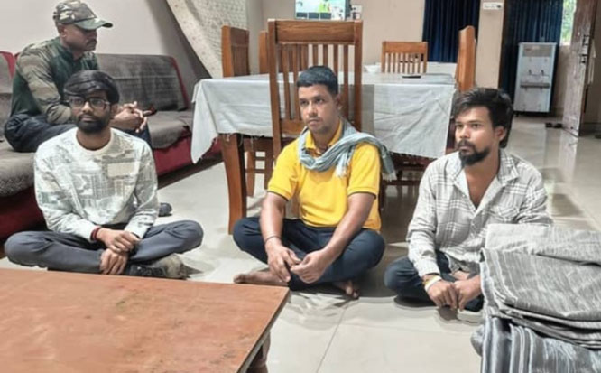अजगर काे कुल्हाड़ी से काटने का विडियाे बनाने वाले तीन गिरफ्तार अजगर काे कुल्हाड़ी से काटने का विडियाे बनाने वाले तीन गिरफ्तार