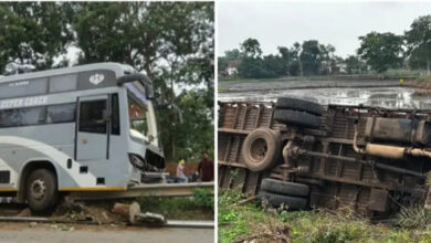 दो सड़क हादसे में यात्री बस डिवाइडर से टकराई, कबाड़ से लदा ट्रक पलटा