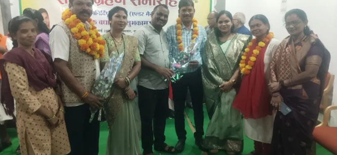 नगर पालिका बीजापुर में मनोनीत एल्डरमैनों ने किया शपथ ग्रहण नगर पालिका बीजापुर में मनोनीत एल्डरमैनों ने किया शपथ ग्रहण