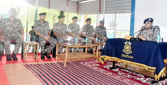 सीआरपीएफ के विशेष महानिदेशक ने कई कैंपों का किया निरीक्षण, जवानों का बढ़ाया हौसला सीआरपीएफ के विशेष महानिदेशक ने कई कैंपों का किया निरीक्षण, जवानों का बढ़ाया हौसला