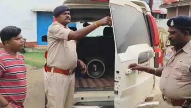 स्टंट कर रहे एक स्कॉर्पियो पर यातायात पुलिस ने लगाया 9 हजार का जुर्माना स्टंट कर रहे एक स्कॉर्पियो पर यातायात पुलिस ने लगाया 9 हजार का जुर्माना